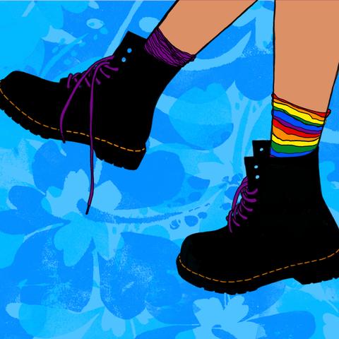 Zwei baumelnde Beine. An den Füßen werden schwarze Dog Martens und einen Fuß ein schwarzer Regenbogensocken und an dem anderen Fuß ein lillaner Socken.