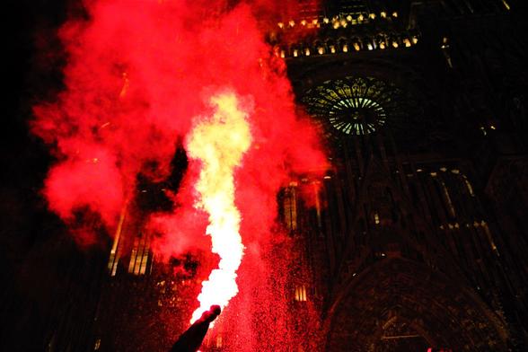Fumigène devant la cathédrale