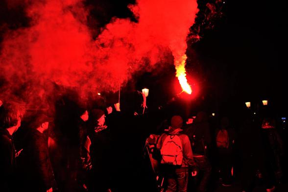 Fumigène rouge devant l'Opéra