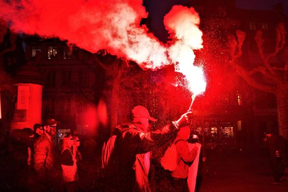 Fumigène rouge devant l'Opéra