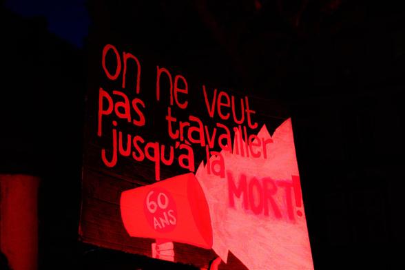 Banderole "On ne veut pas travailler jusqu'à la mort"