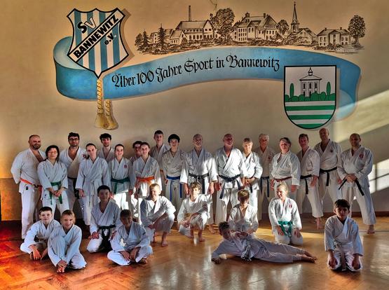 Gruppenbild vom Weihnachtslehrgang am 30.11.2024 mit Sensei Axel Dziersk aus Berlin