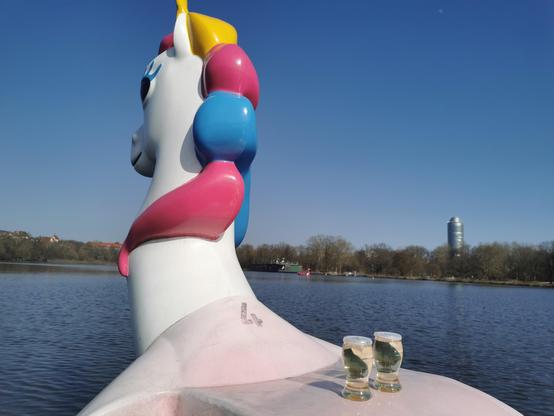 Einhorn #Tretboot mit gelb pink blauer Mähne und 2 Becher auf Ablage