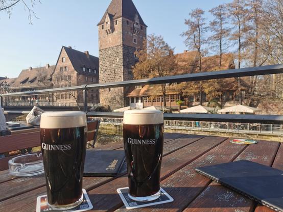 2 Guinness im irsh Biergarten am Wasser und Blick auf Nürnberg Altstadt