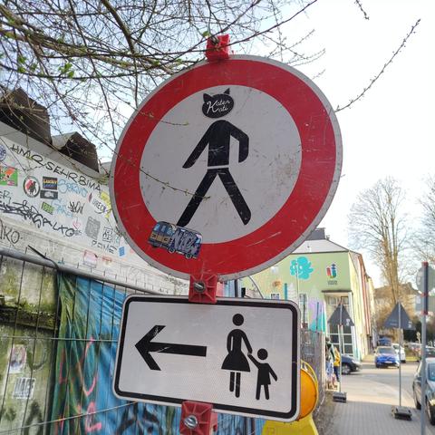 Foto eines verfremdeten Verkehrsschilds vor dem Kraftstoff