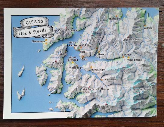Carte postale qui représente le massif de l'Oisans avec un niveau de la mer à 1400 mètres au-dessus du niveau réel.