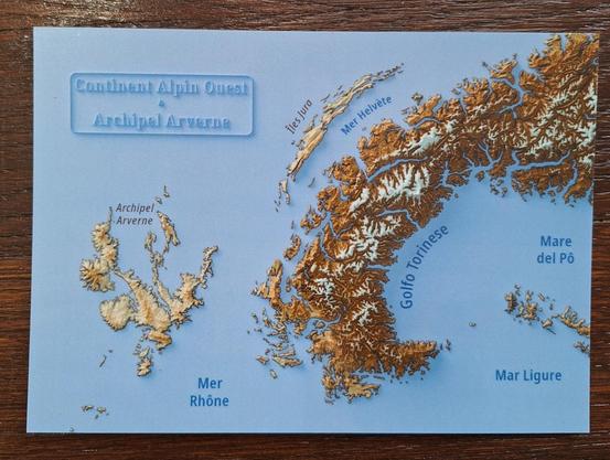 Carte postale qui représente l'arc alpin, du Sud jusqu'à l'Autriche, Massif Central compris, avec un niveau de la mer à 1000 mètres au-dessus du niveau réel.