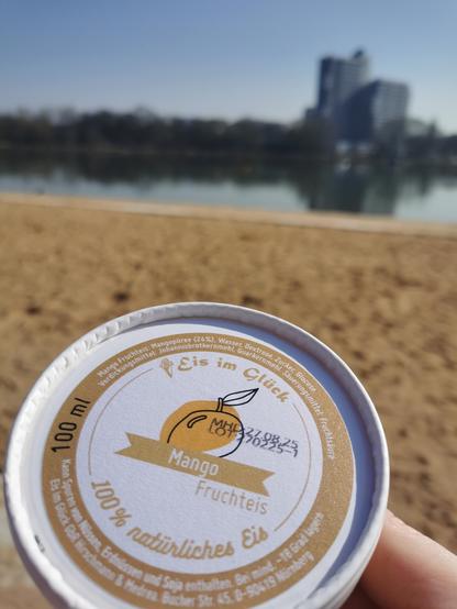 Eis im Glück Becher - Sorte mango Fruchteis am Sandstrand