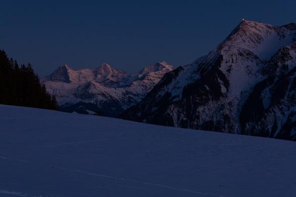 Berggipfel glühen rot mit den letzten Sonnenstrahlen des Tages