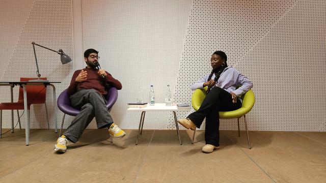 Die Moderatorin Coco und der Autor Mohamed Amjahid im Gespräch.
