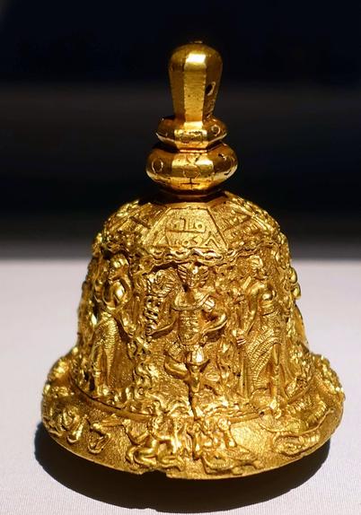 Nom : Cloche planétaire alchimico-magique [2/2]
Nom alternatif : Cloche de table alchimique [2/2]
Auteur : Hans Bulla
Date : ≈ 1600
Type : Artisanat sur alliage
Source : Musée d’histoire de l’art de Vienne
Cote/Inv. : 5969
Document : PSI
Commentaire : Issue de la collection du kunstkammer de Rodolphe II. Il existait deux cloches à l'origine mais la seconde a disparue. Constitué d'electrum magicum [...] i.e. des sept métaux planétaires : or, argent, étain, cuivre, mercure, fer et plomb (en inde, l'ashtadhatu, son équivalent, est composé de huit métaux). Le MHAV n'en livrant qu'un seul angle, il est difficile de l'étudier en détail mais il est clair que la cloche livre analogiquement, pour les sept planètes, le(s) signe(s) zodiacaux, l'entité, les noms et le symbole planétaire correspondant. Contient du texte en écriture arabe et syriaque à l'extérieur (visible sur l'image), ainsi qu'en hébreu sur le battant et du grec sur la surface interne ("[...]") mais étant à destination magique et de nature barbare, exposés également à des coquilles orthographiques d'époque, les spécialistes les estiment illisibles et/ou intraduisibles. L'idée d'une cloche servant à évoquer les esprits planétaires fera chemin jusqu'aux grimoires du XVIII : 'Magia divina oder gründ und deutlicher Unterricht…' qu'on peut trouver à la BSB ou le 'Ms-3009' de la BNF (on trouve au m.XIX 'Les Secrets merveilleux de la magie naturelle du petit Albert' : tirés de l'ouvrage latin intitulé: 'Alberti Parvi Lucii').