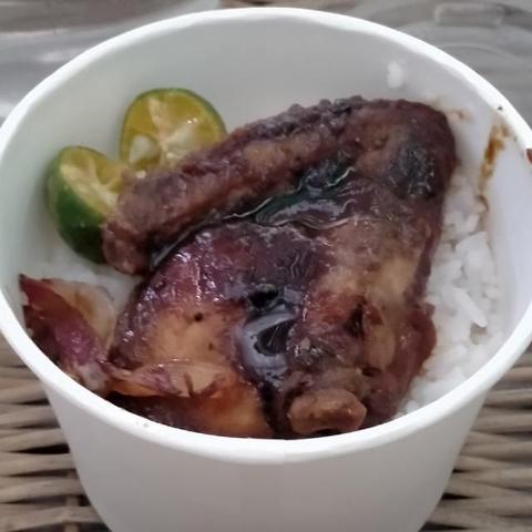 Chicken rendang with rice and calamansi on the side