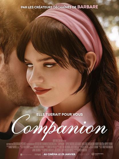 Affiche du film Companion.
L'actrice principale, Sophie Thatcher est vue de profil avec un sourire inquiétant et ses yeux sont blancs et dépourvus de pupilles.