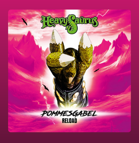 Das Bild zeigt das Albumcover der Band "Heavysaurus" mit dem Titel **"Pommesgabel Reload"**.  

- Im Zentrum des Covers ist eine grüne, reptilienartige Hand mit scharfen Klauen zu sehen, die die "Pommesgabel" (die typische Metal-Handgeste) formt.  
- Die Hand trägt eine schwarze Lederjacke mit goldenen Nieten.  
- Der Hintergrund ist in intensiven Pink- und Magentatönen gehalten, mit dramatischen Wolken, Bergen und fliegenden Silhouetten von Vögeln oder Drachen.  
- Der Bandname "Heavysaurus" ist oben in grüner, verschnörkelter Schrift mit einer Dinosaurier-Optik dargestellt.  
- Der Albumtitel "Pommesgabel Reload" steht unten in schwarzer, metallisch wirkender Schrift.  

Das Design ist dynamisch, energiegeladen und passt perfekt zum Stil der Band, die Heavy Metal für Kinder spielt.