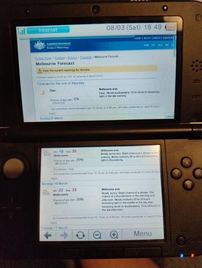 A 3DS displaying the current weather forecast for Melbourne on the built in browser across both screens