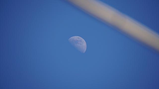 unbearbeitetes Originalbild, so wie es die Alpha ausspuckt

Kabel schräg im Bild, über dem Mond