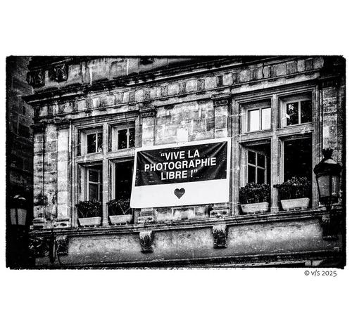 Großes weisses Banner am Haus mit der Aufschrift "Vive la photographie libre!"