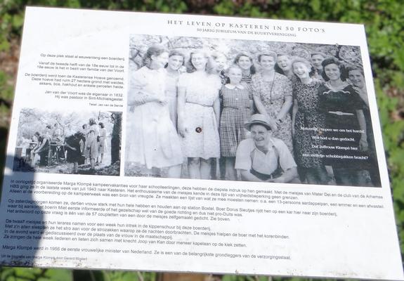 Een tekstbord in Kasteren over een kamp voor meisjes georganiseerd door Marga Klompé.