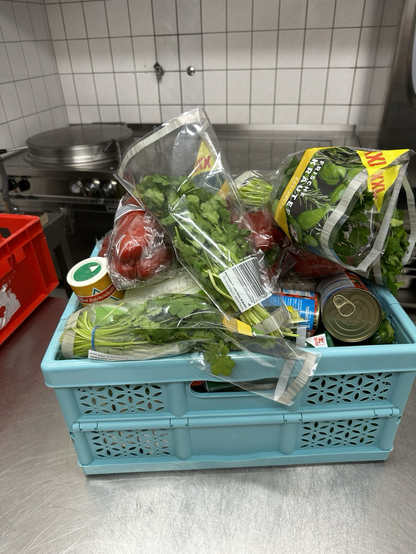 Eine Kiste mit Lebensmitteln in einer Küche