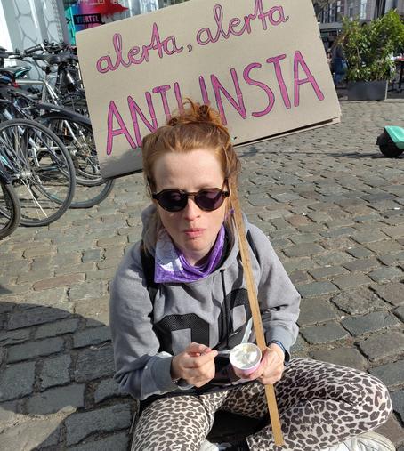 person mit demoschild und eiscreme