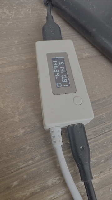 Strom und Spannungsmessgerät, dass ich gerne auf Radreisen oder daheim beim Testen von Kabeln nutze