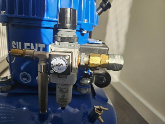 the output coupling of a compressor, with to a pressure meter. compressor is the silent blue 50/24.