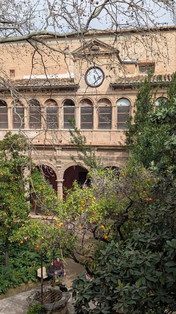 Altes Klostergebäude mit Innemhof mit Orangenbäumen