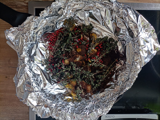 In einer mit Alufolie ausgelegten Pfanne die Kräuter und Gewürze