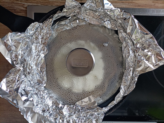 Der Joghurt in der Pfanne mit Deckel.