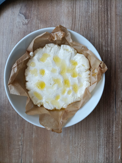 Der fertig geräucherte Labneh in einer Schale, mit Olivenöl beträufelt