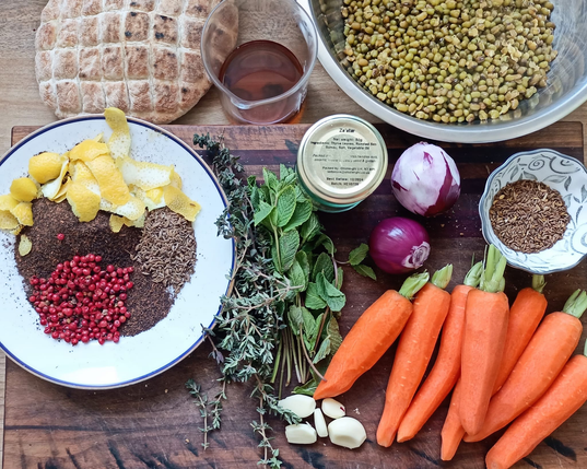 Die Zutaten vor dem Kochen auf dem Tisch.