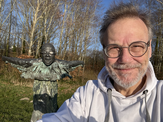 Bronzen vrouwshoog beeld van Enith aan het Weerwater in Almere. Ze doet de vlinderslag.