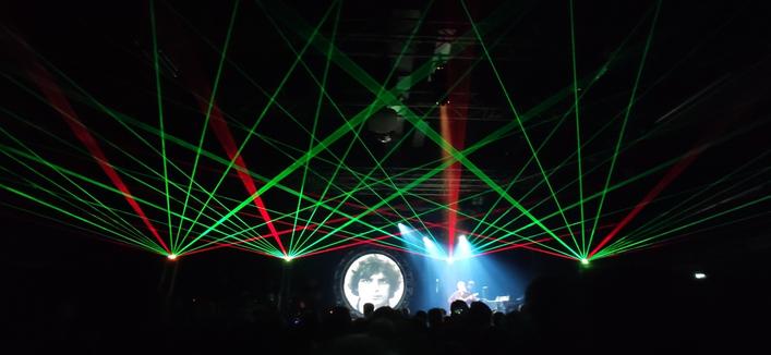 Pink Floyd Tribute Band »Kings of Floyd« in der Oldenburger Kulturetage. Grüne und rote Laser, Projektion von Syd Barret im Hintergrund.