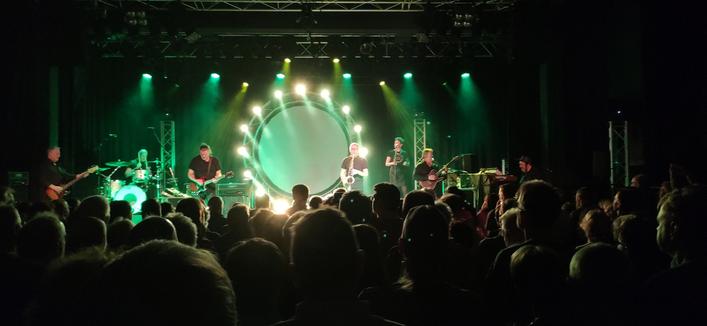 Pink Floyd Tribute Band »Kings of Floyd« in der Oldenburger Kulturetage. Grünes Licht mit hellen Akzenten und die siebenköpfige Band spielt hervorragend.