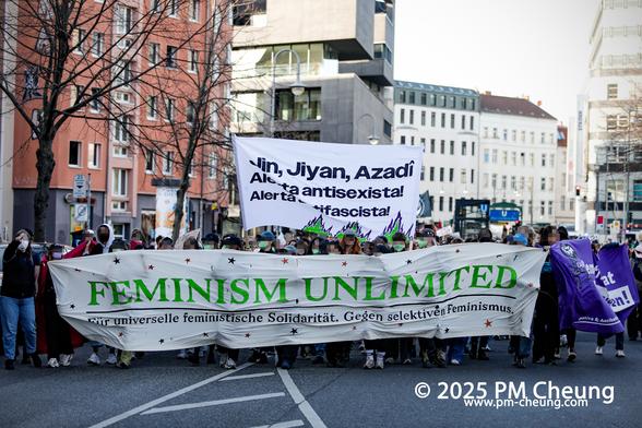 Das Haupttransparent des Bündnisses "Feminism unlimited". Auf dem Banner ist unter anderem "Für universelle feministische Solidarität. Gegen selektiven Feminismus" zu lesen. Zu dem Zeitpunkt passierte die Demonstration die Torstraße.