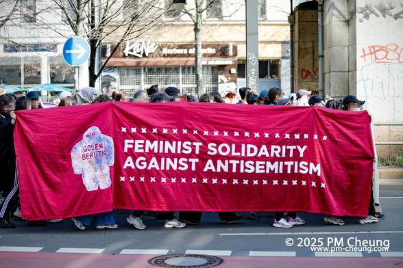 Ein weiteres Transparent mit der Aufschrift "Feminist Solidarity against Antisemitism".