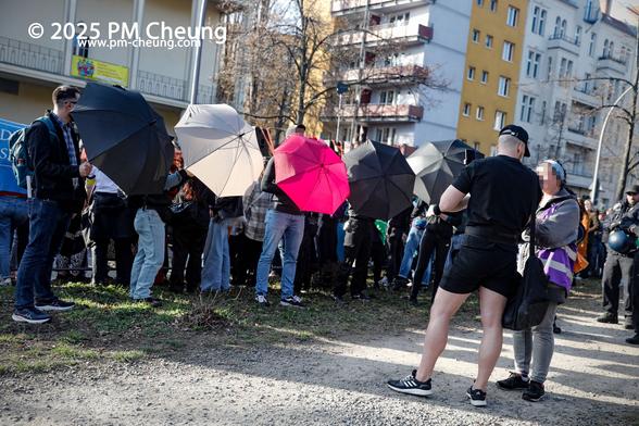 Der Grund hierfür war die Anwesenheit eines rechten TikTok-Streamer, der die Demonstration begleitet und versucht hatte, zu filmen. Mehrere Personen schirmten ihn mit Regenschirmen ab. Bis auf vereinzelte Worfgefechte, blieb die Stimmung ruhig.