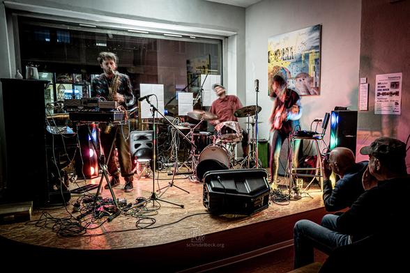 Die Band TRAINING, mit  Max Andrzejewski, Johannes Schleichermacher, Ruth Goller bei Jazz im Busch in Mannheim - Photo: Frank Schindelbeck Fotografie