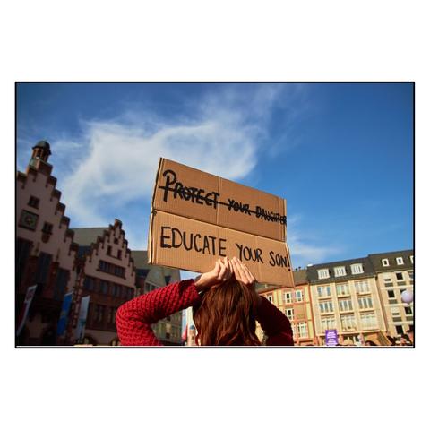 Foto: Beschriftung Schild: Protect your daughter, was durchgestrichen ist darunter steht, educate you son