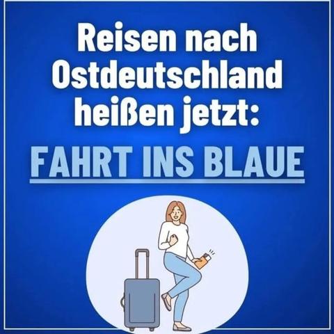 Ein gezeichnetes Bild zeigt einen blauen Hintergrund mit einer hellen kreisförmigen Scheibe im unteren Bereich. Darin ist eine Frau mit Fahrkarten in der linken Hand und einem Reisekoffer auf Räder neben sich stehend.
Darüber steht:

Reisen nach Ostdeutschland heißen jetzt:

FAHRT INS BLAUE