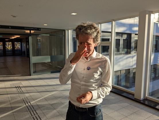 Marc steht vor dem Saaltrakt des Lübecker Gerichtshauses. Er blickt reuig in die Kamera.