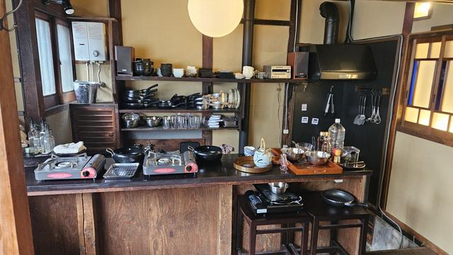 The tiny kitchen at Eat Osaka accommodates maximum of 6 people plus the instructor.