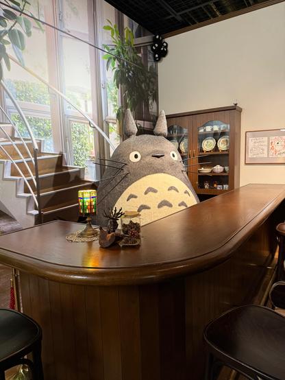 Totoro derrière un comptoir d'acueil