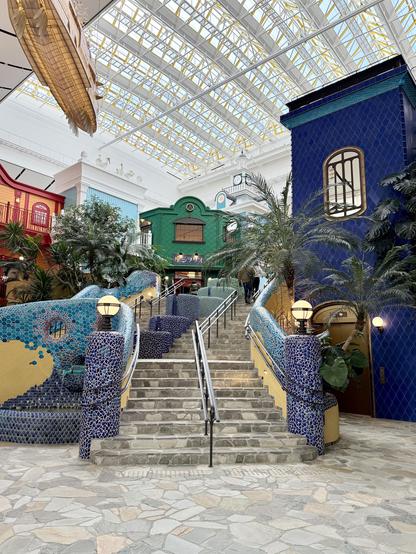 L'escalier et ses mosaïques et bâtiments colorés du Wharehouse du Ghibli Park