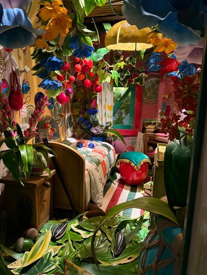 Reconstitution de la chambre d'Arietty avec ses objets gigantesques, ses nombreuses couleurs et fleurs