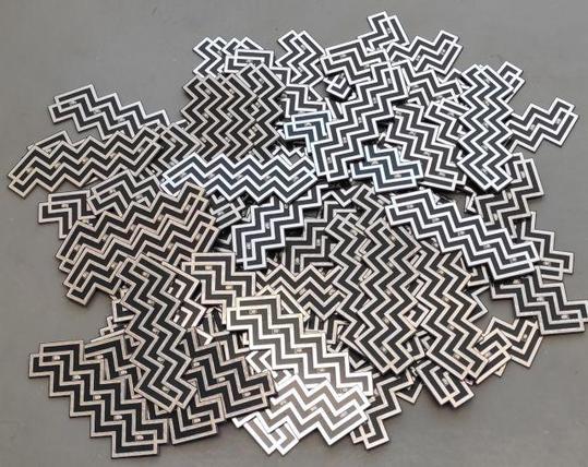 Batch of badges with ZigZag pattern on table