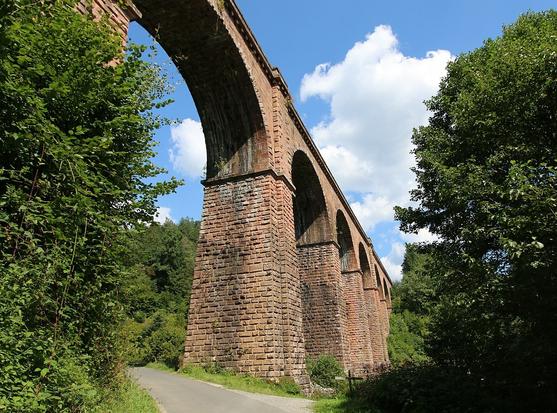 Ansicht des Haintalviaduktes von unten nach oben.
Brückenpfeiler und Rundbögen aus Buntsandstein.
Das 173 Meter lange und 32,5 Meter hohe Viadukt überspannt das Seitental der Itter.