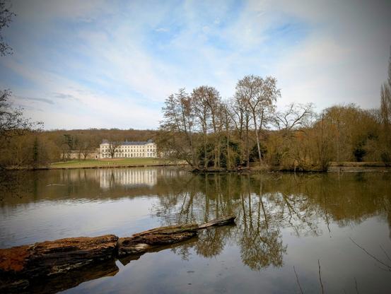 Le château vu de plus loin, toujours devant la pièce d'eau.