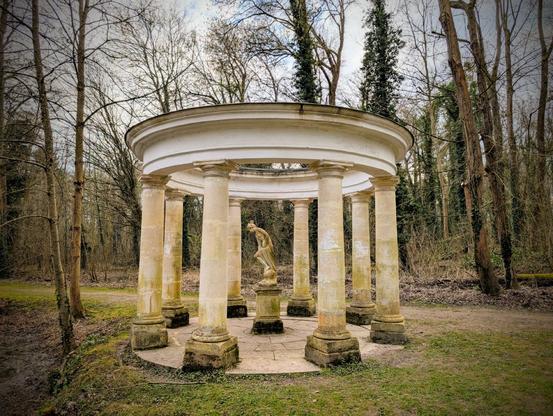 Le "temple d'Amour" une structure circulaire avec 8 colonnes et une sculpture de nymphe sortant du bain de Christophe-Gabriel Allegrain au centre.