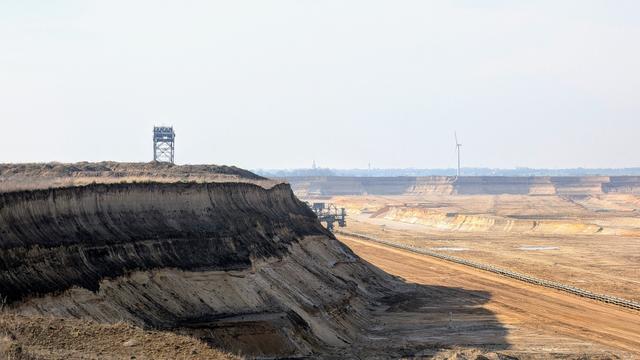 Blick über die Tagebaugrube: Etwa in der Bildmitte erkennt man in der Ferne den Kirch- und den Wasserturm von Erkelenz. Etwa entlang dieser Blickrichtung lag Lützerath.